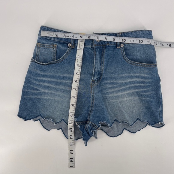 Montrez Scalloped Hem Jean Shorts Size Medium Women’s - Picture 5 of 5